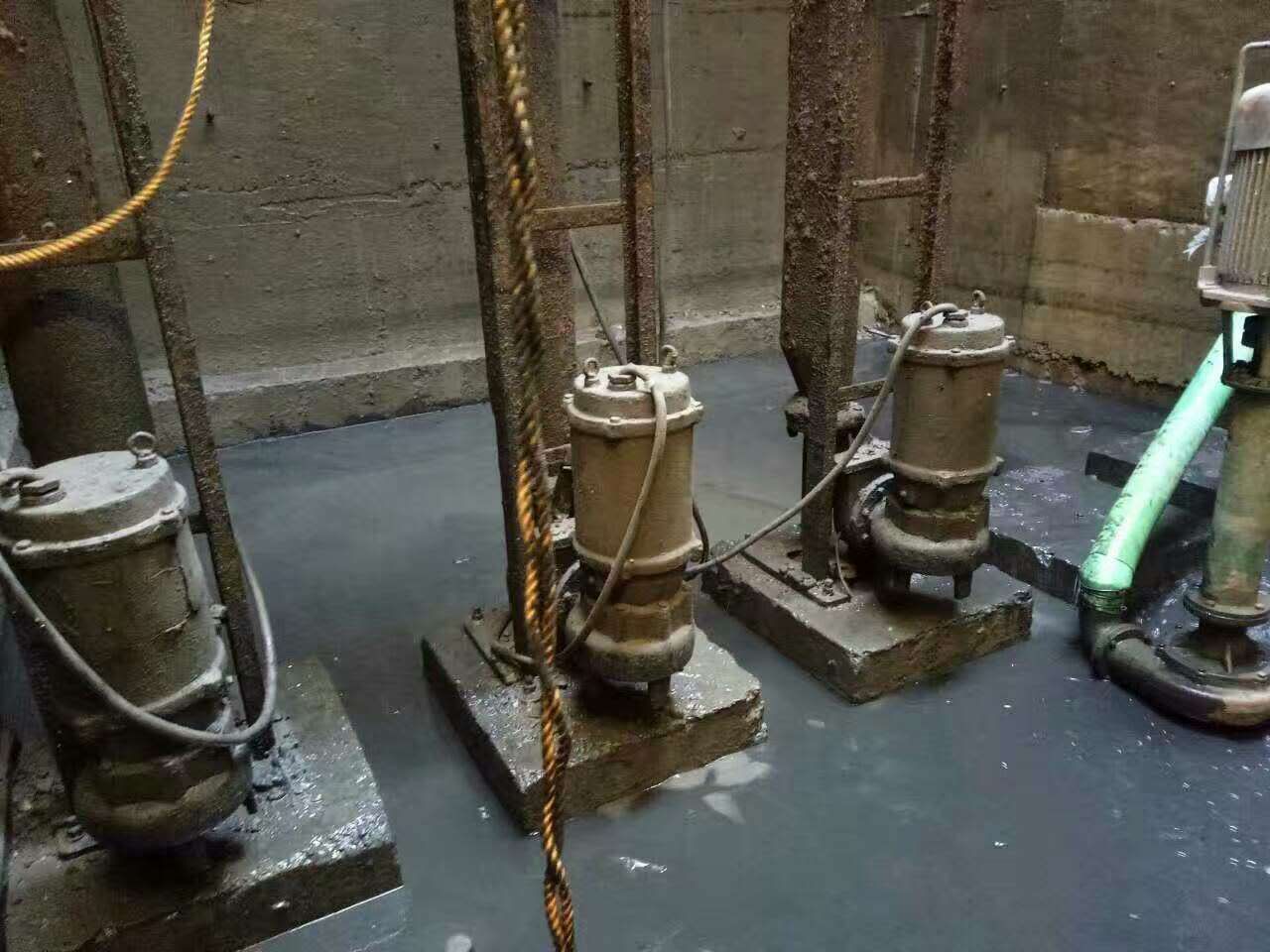 利国镇污水池清理